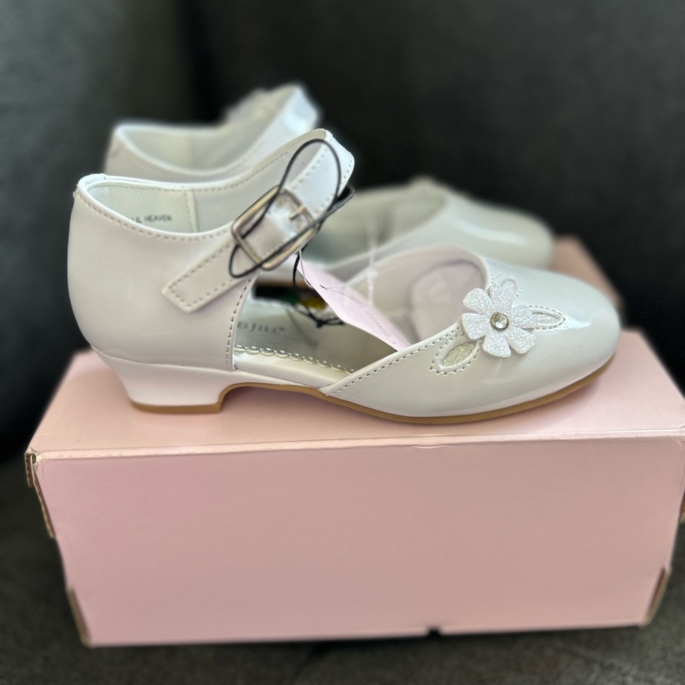🌶️ NWT! Christie & Jill Elegant White Kids Shoes with Floral Detail. Size 10M